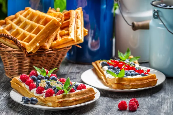 Waffeln mit Sahne und Blaubeere und Himbeere — Stockfoto