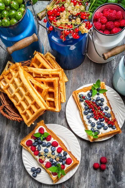 Waffels with cream and blueberry and raspberry — Stock Photo, Image