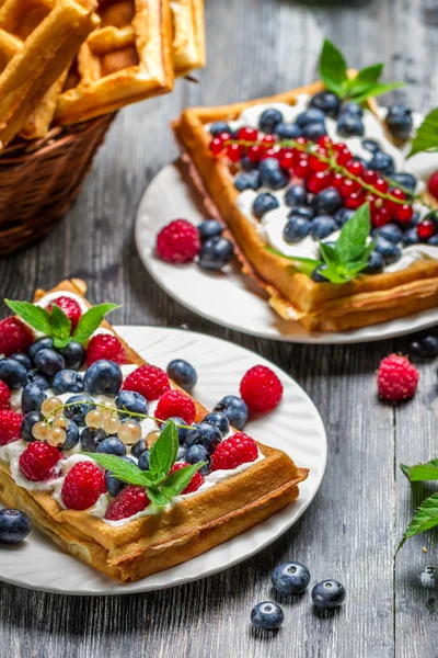 Waffeln mit Sahne und Blaubeere und Himbeere — Stockfoto