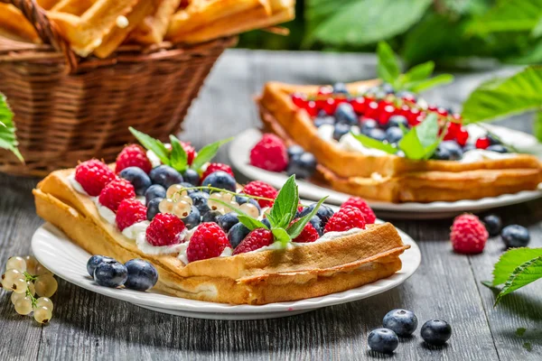 Waffeln mit Sahne und Blaubeere und Himbeere — Stockfoto