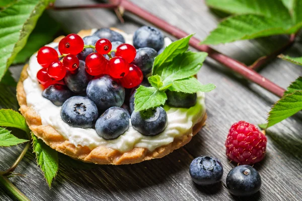 Kleiner Cupcake mit Beerenfrüchten — Stockfoto