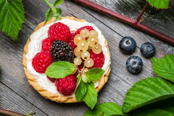 Small cupcake with berry fruits — Stock Photo, Image