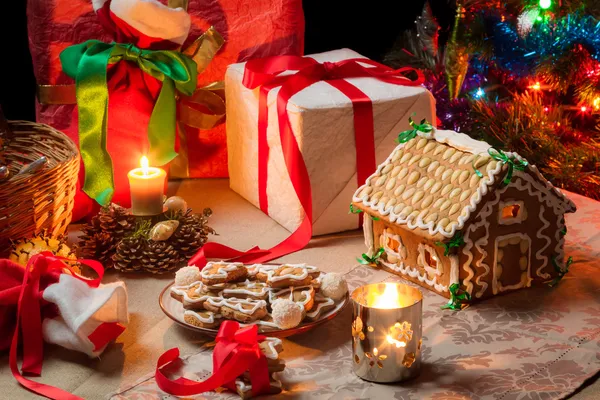 Vista de la mesa de Navidad con regalos y un árbol de Navidad —  Fotos de Stock