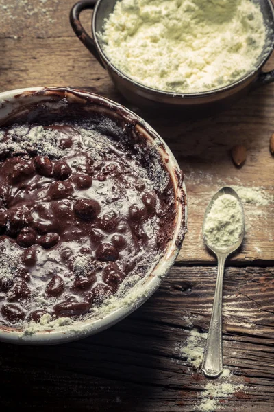 Pendant la fabrication du chocolat fait maison avec des noix — Photo