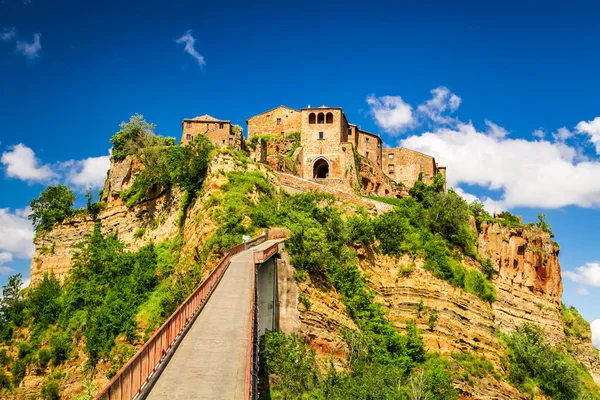 Starożytne miasto na wzgórzu w Toskanii, na tle góry. — Zdjęcie stockowe
