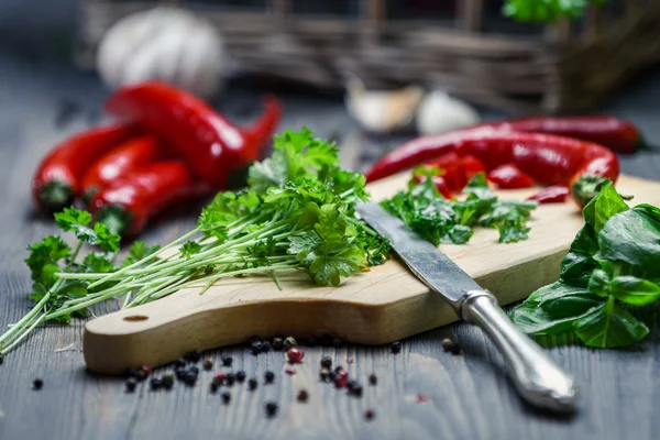 Färsk hackad persilja och röd paprika — Stockfoto