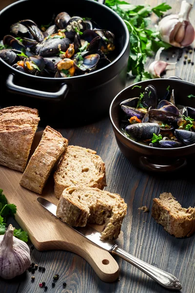 Primer plano de mejillones como almuerzo junto al mar —  Fotos de Stock