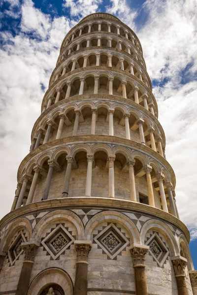 Blick von unten auf den schiefen Turm von Pisa — Stockfoto