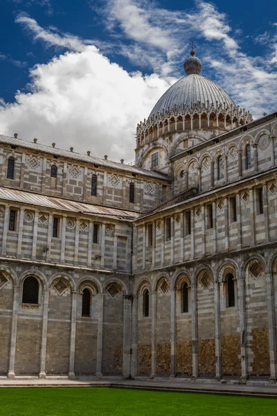 Ancient monuments of Pisa against the blue sky — Stock Photo, Image