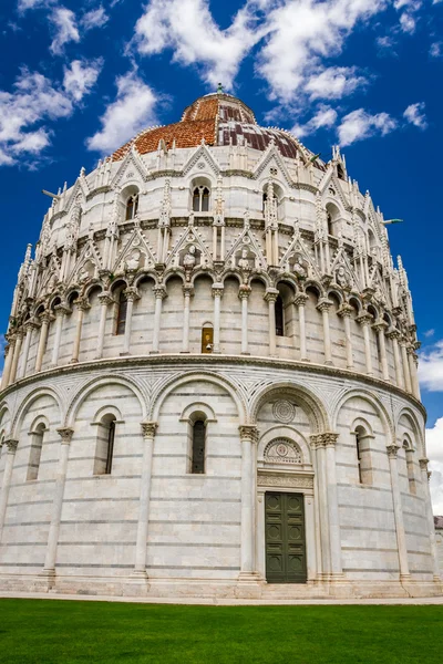 Fornlämningar av pisa mot den blå himlen — Stockfoto