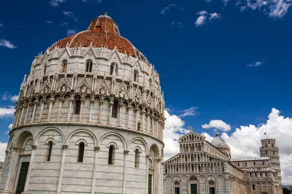 Ancient monuments of Pisa against the blue sky — Stock Photo, Image