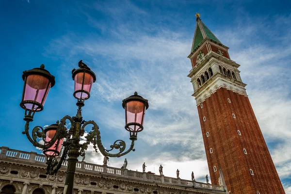 Glockenturm und Straßenlaterne auf dem Markusplatz, Venedig — Stockfoto