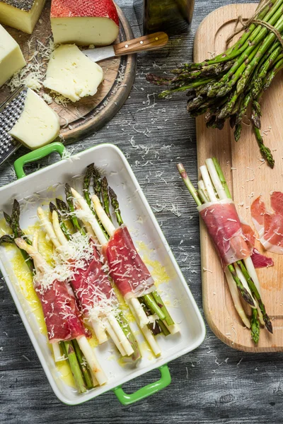 Asperges gewikkeld in prosciutto di parma met kaas — Stockfoto