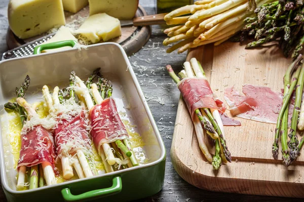 Szparagi zawijane w szynką parmeńską, serem — Zdjęcie stockowe