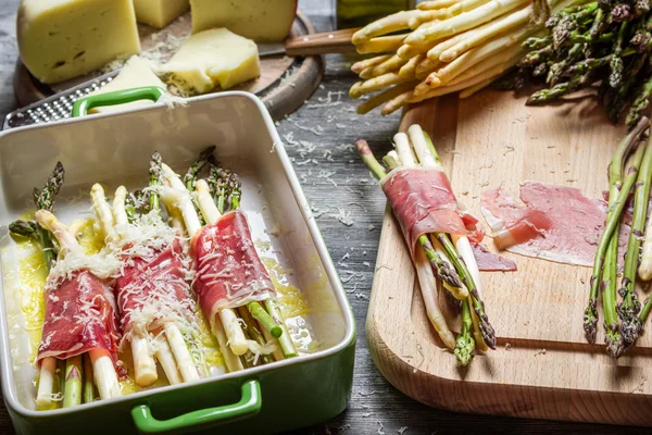 Espárragos envueltos en jamón de Parma con queso —  Fotos de Stock