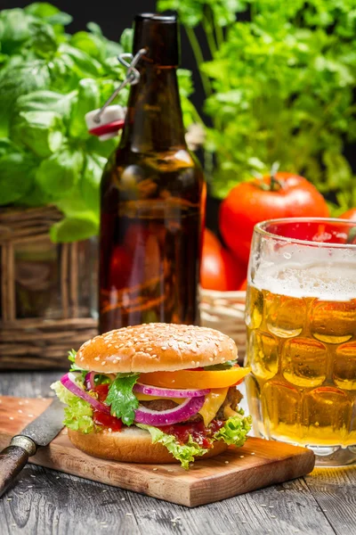Verse huisgemaakte hamburger en een koud biertje — Stockfoto