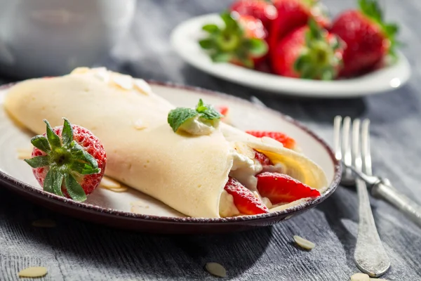 Strawberry pancakes sprinkled with icing sugar — Stock Photo, Image