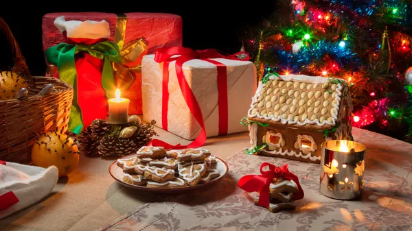 Zbliżenie tabela zestaw z Boże Narodzenie prezenty — Zdjęcie stockowe