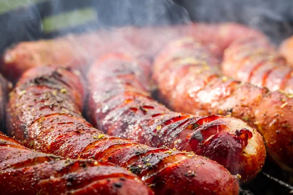 Kolbász közelsége a grillen — Stock Fotó