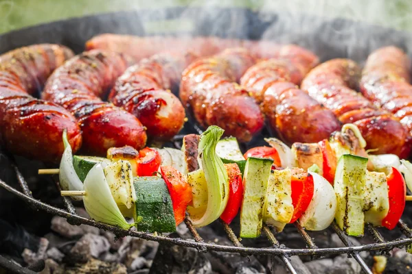 Skewers with chiken and vegetables on the grill — Stock Photo, Image