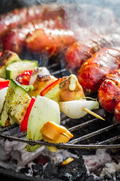 Grillspett med kycklingfilé och grönsaker på grillen — Stockfoto