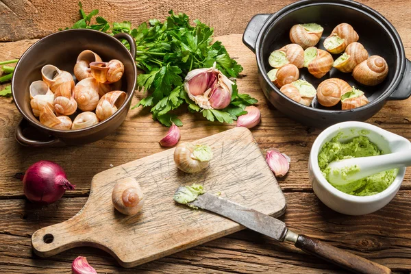 Préparation des escargots avec du beurre d'ail et des herbes — Photo