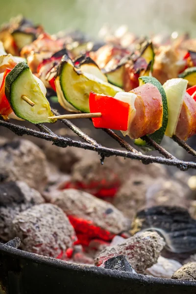 Spiedini con peperoncino e verdure alla griglia — Foto Stock