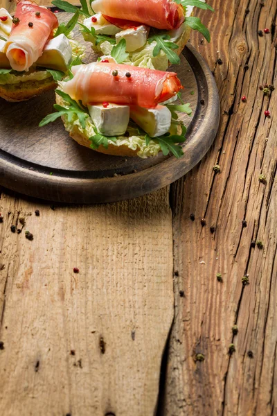 Sandwiches frescos sobre un fondo de tabla de cortar de madera vieja 5 —  Fotos de Stock