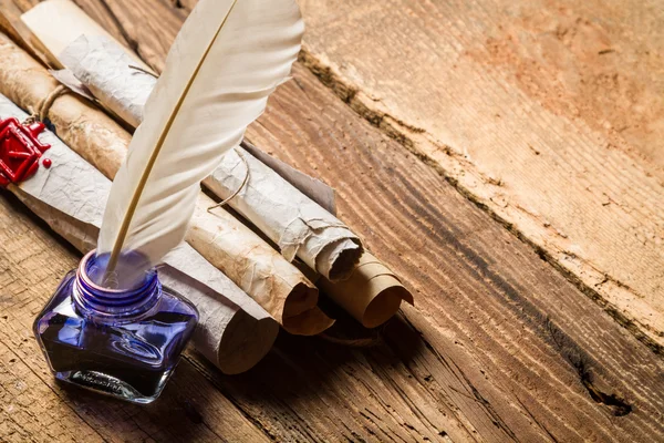 Encre bleue et verres sur la table remplis d'anciens messages — Photo