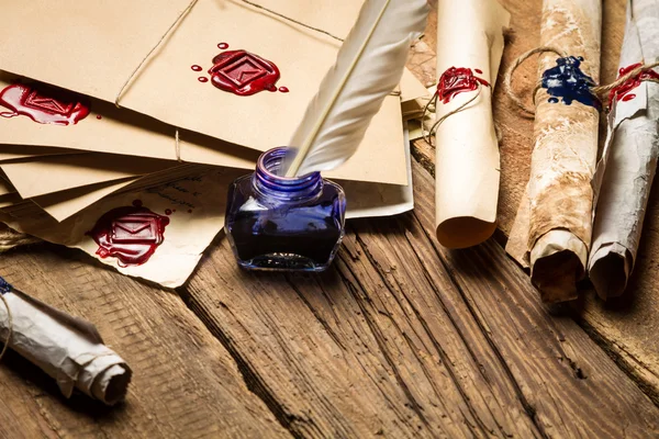 Encre bleue et verres sur la table remplis d'anciens messages — Photo