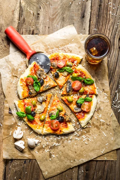 Cutting homemade pizza on old table — Stock Photo, Image