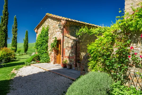 Wiejski dom w Toskanii, w lecie, Włochy — Zdjęcie stockowe