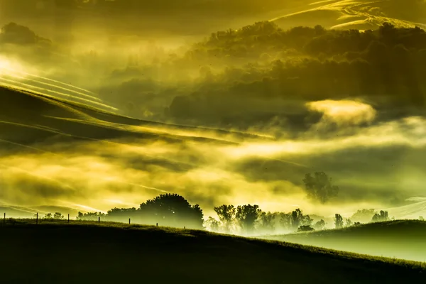 Nebbia mattutina in campagna Toscana — Foto Stock