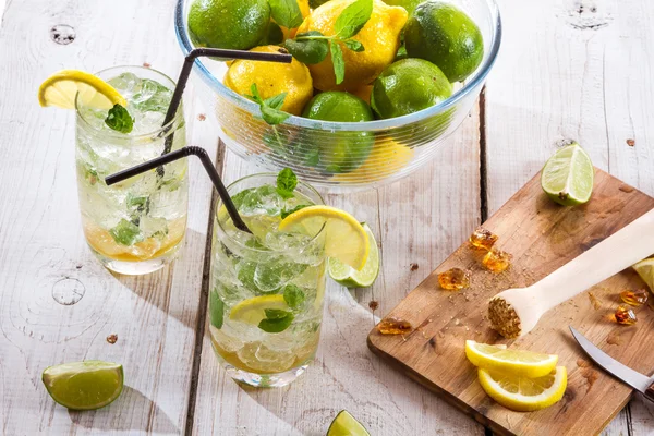 Minuman dingin dengan buah jeruk segar — Stok Foto