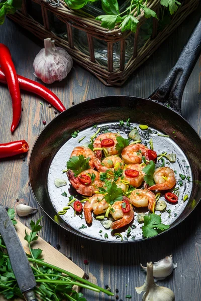 Tasting fried shrimp with fresh herbs — Stock Photo, Image