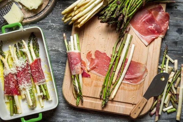 Asparagi arrotolati in prosciutto e formaggio — Foto Stock