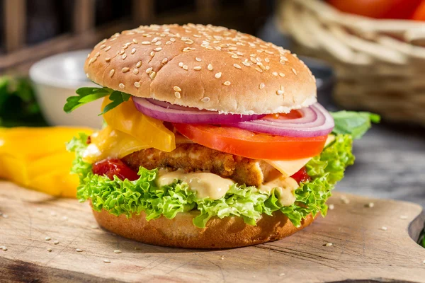 Dwa hamburgery domowej roboty wykonane ze świeżych warzyw — Zdjęcie stockowe