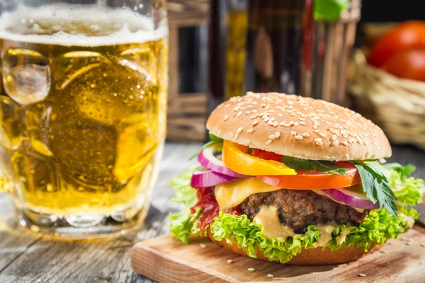 Hamburguesa casera fresca y una cerveza fría — Foto de Stock