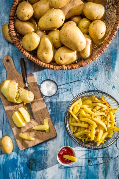 Batatas fritas caseiras feitas de batatas — Fotografia de Stock