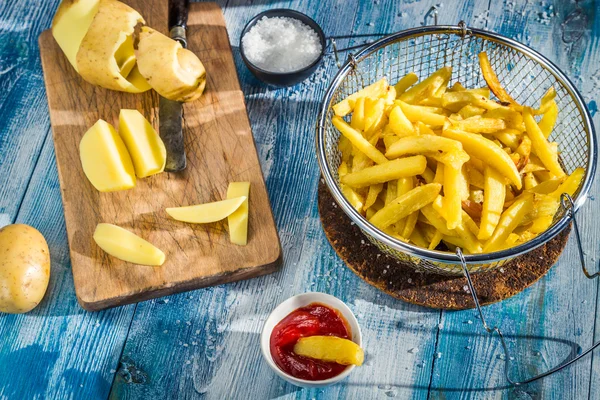 Hemgjord pommes frites gjorda av potatis — Stockfoto