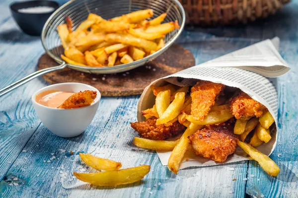 Fechar de peixe caseiro & Chips — Fotografia de Stock