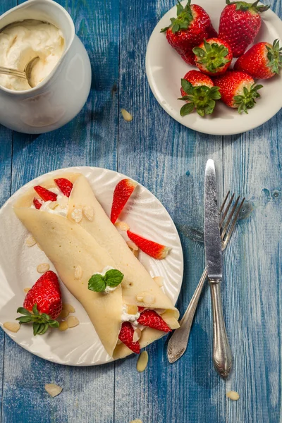 Strawberry pancakes sprinkled with icing sugar — Stock Photo, Image