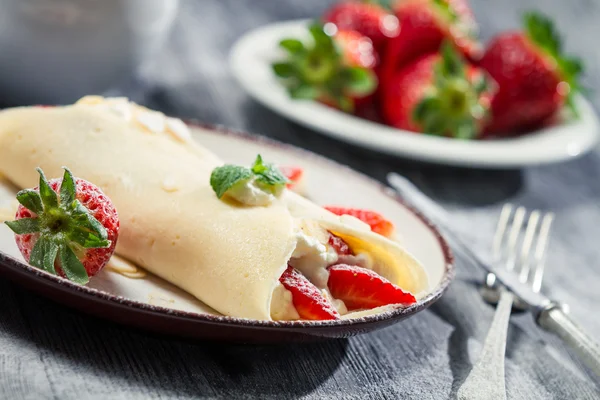 Crêpes aux fraises saupoudrées de sucre glace — Photo