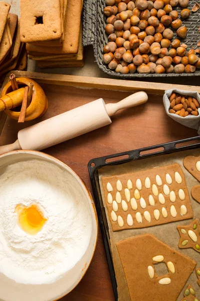 Украшение пряничного печенья орехи перед выпечкой — стоковое фото