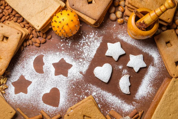 Decorating gingerbread cookies with icing sugar — Stock Photo, Image