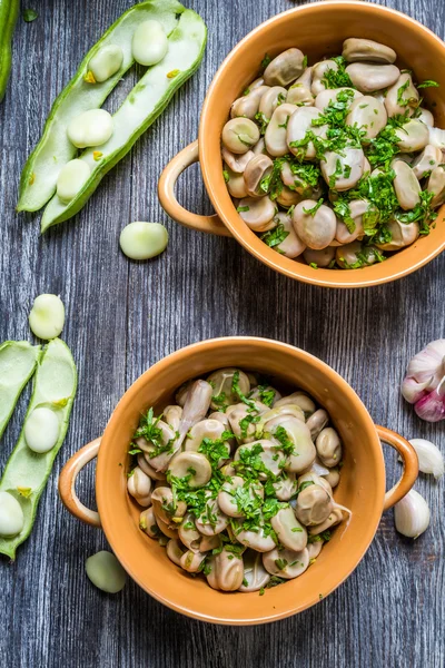 Closeup of broad beans with parsley and garlic — Stock Photo, Image