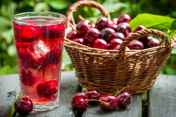 Свежесобранные сладкие вишни и сок — стоковое фото