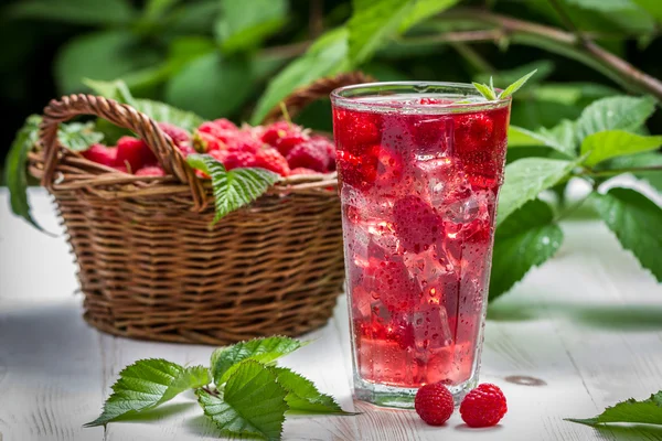 Juice from freshly harvested raspberries — Stock Photo, Image