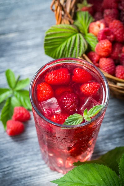果汁新鲜树莓和冰组成的特写 — 图库照片