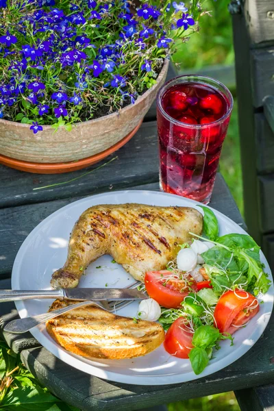 Freshly served barbeque dinner in the garden — Stock Photo, Image